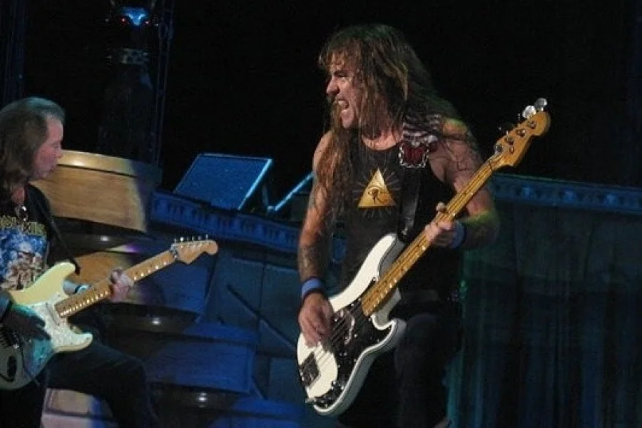 Legendarisk basist till Grönan