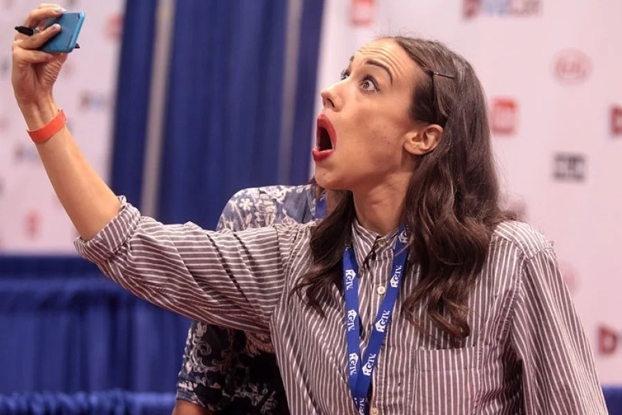 Världens bästa Miranda Sings till Stockholm