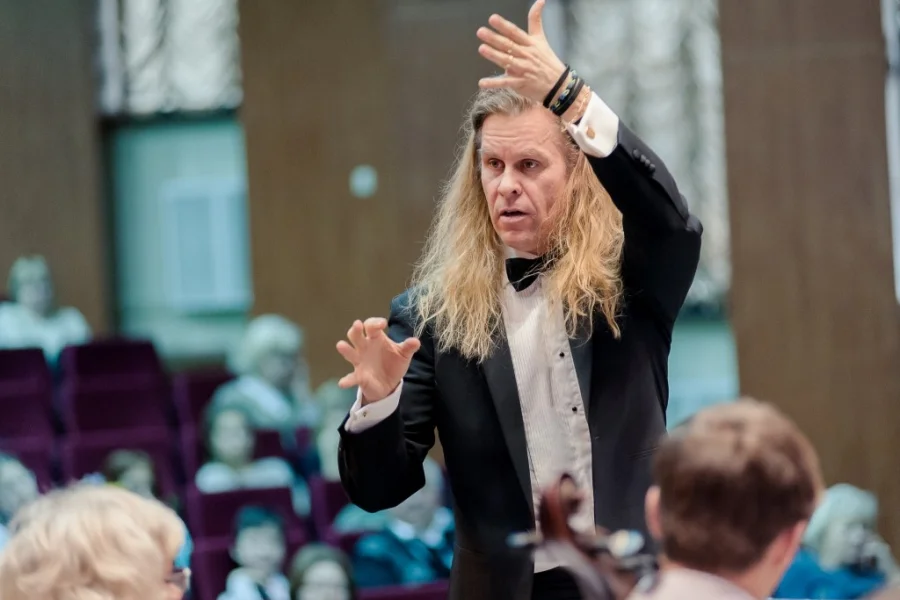 Ulf Wadenbrandt och hans Sweden Symphony Orchestra rockar till det tillsammans med...