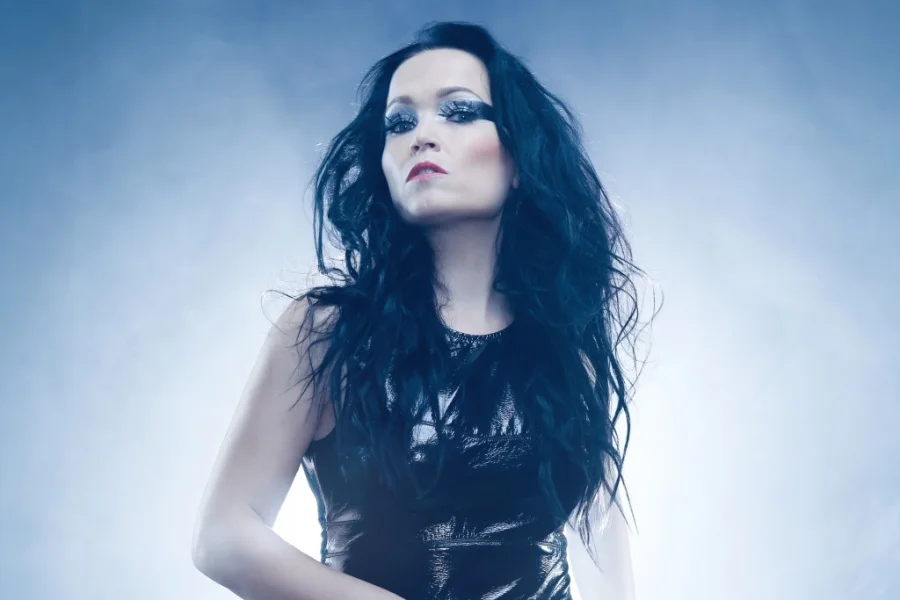 ...Tarja Turunen som förr höll micken i Nightwish och...