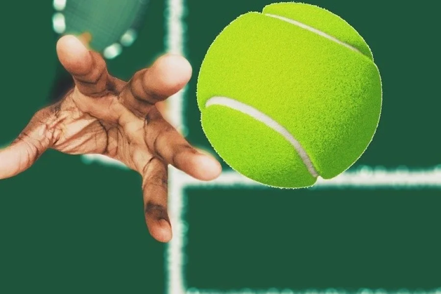 Tennishall invigs med tårta och turnering