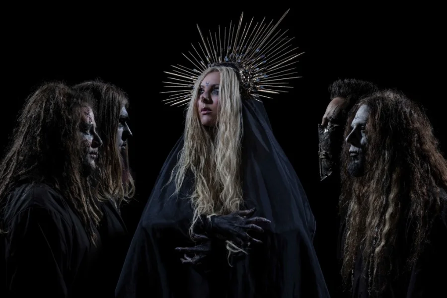 Fräcka Maria Brink kommer till Sweden Rock i juni med sitt band In The Moment.
