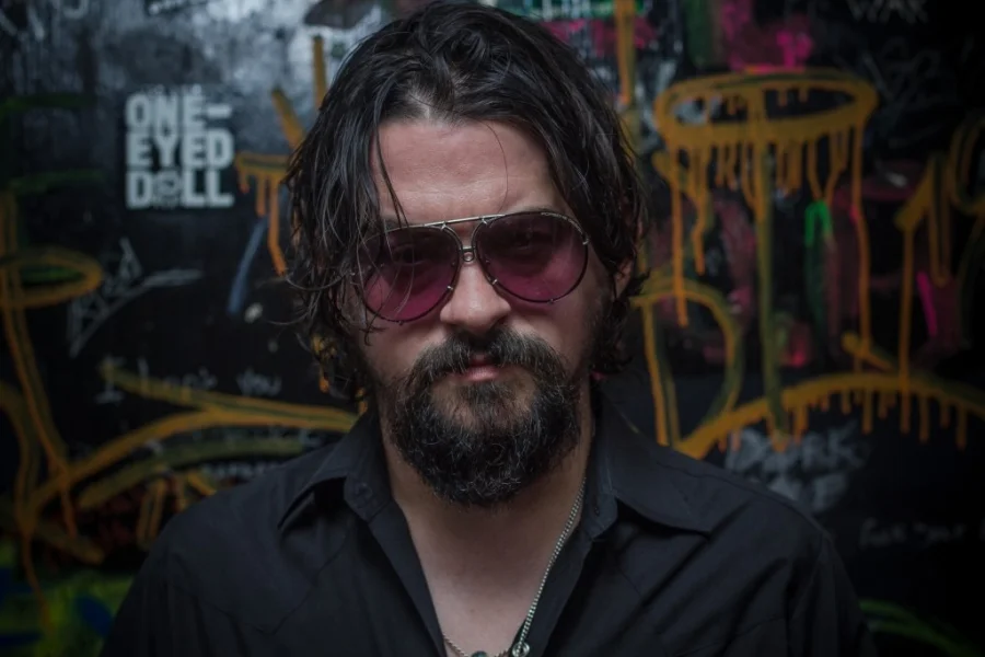 Vänta dig countryrock när Shooter Jennings äntrar scenen i sommar!