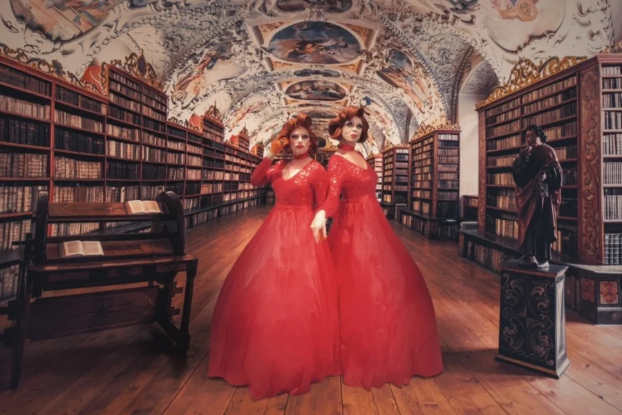 Miss Shameless och Lady Busty berättar sagor för barn på stadsbiblioteket denna vår.