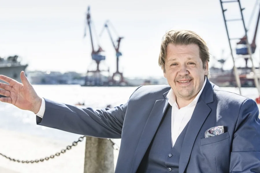 Olof Söderberg leder underhållningskvällarna på verandan i sommar.