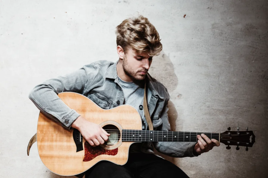 Sandro Cavazza på intim turné