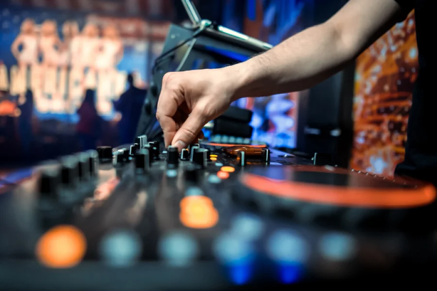 Summerburst skruvar upp volymen