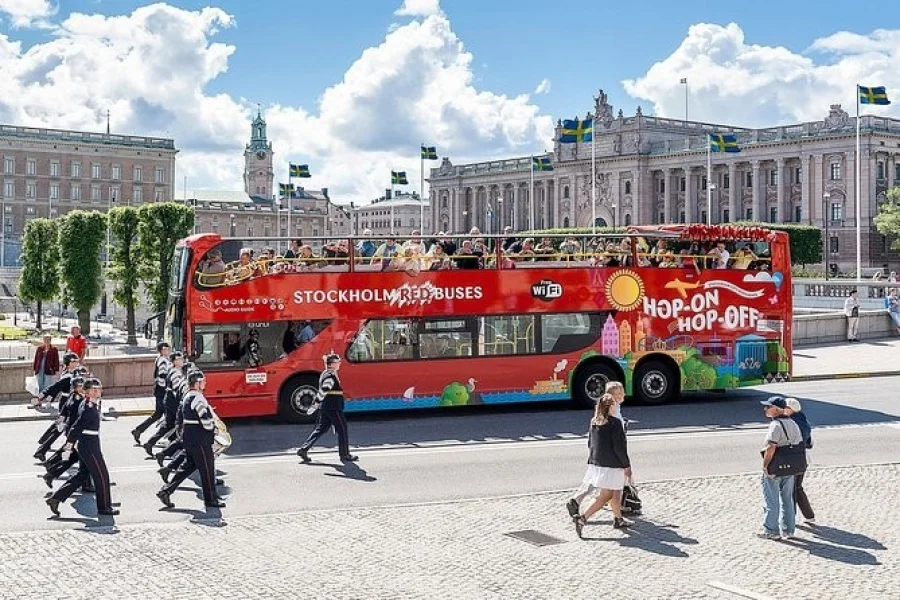 Hop On Hop Off Buss framför Riksdagshuset och Kungliga Slottet