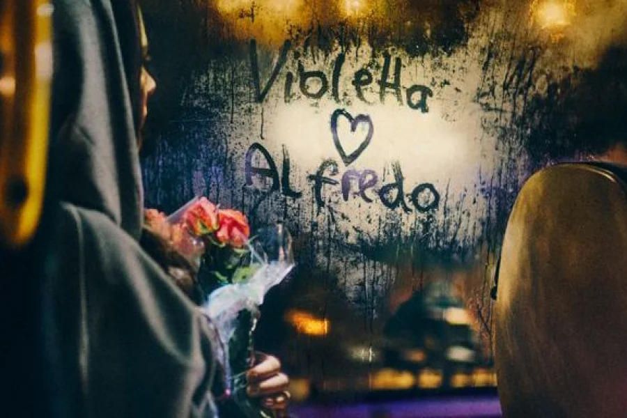 Violetta tar bussen