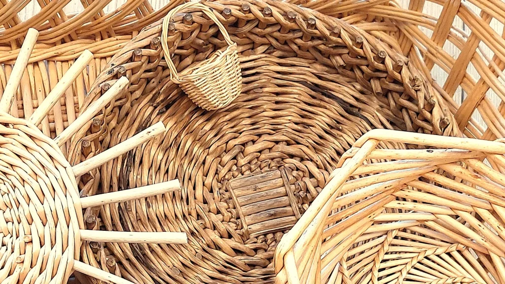 Fläta korgar i skalad pil