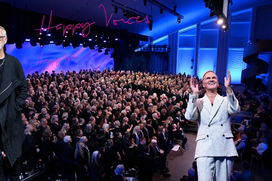 Happy Voices under ledning av Gabriel Forss. Gäst: Uno Sveningsson