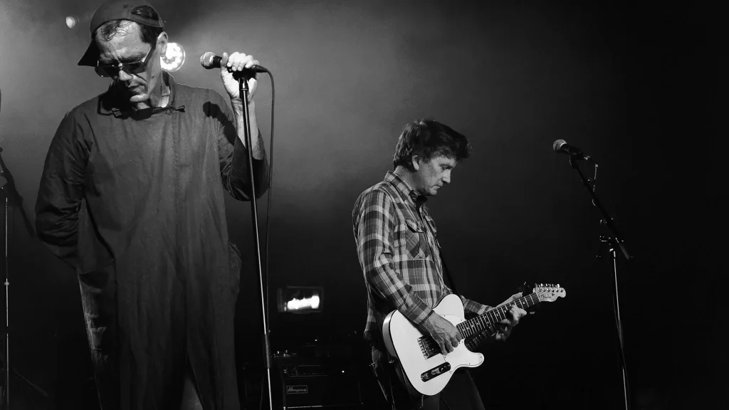 Michael Shannon & Jason Narducy and Friends framför R.E.M:s Document (från 16 år)