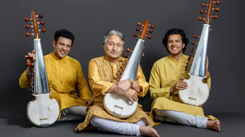 Sarod-trilogin: Holi-firande