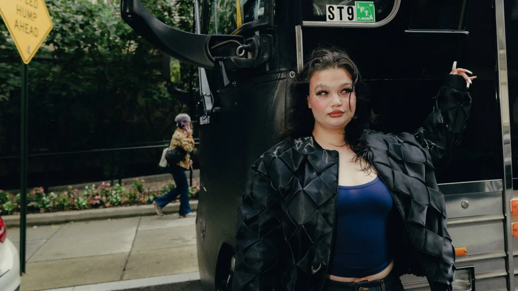 LOLA YOUNG – Everything Begins