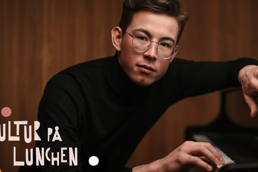 Ung pianist spelar folkmusik och saga