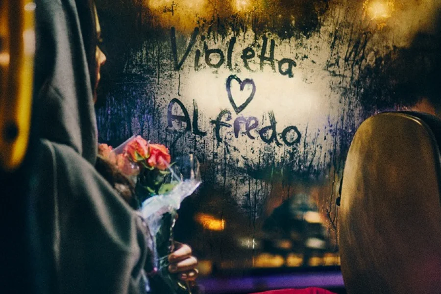 Violetta tar bussen