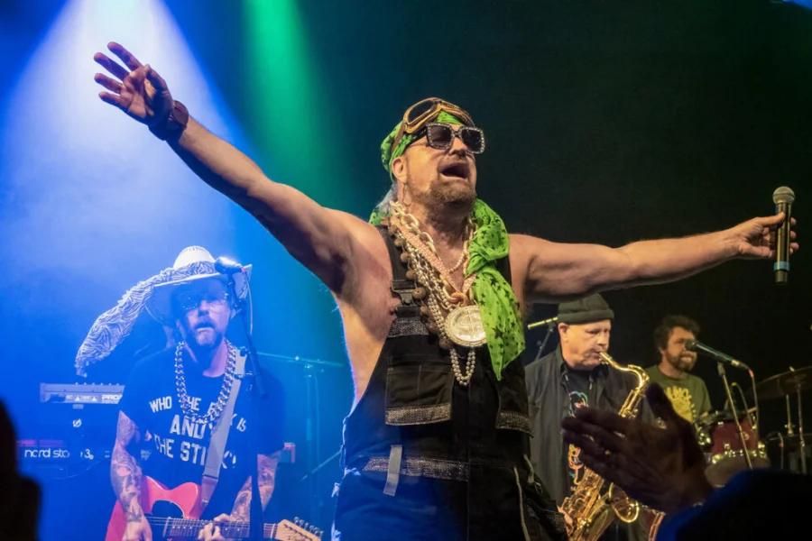 Emrik & Wefunky Band – Stonefunkers Tribute