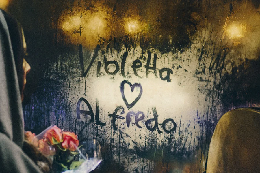 Violetta tar bussen