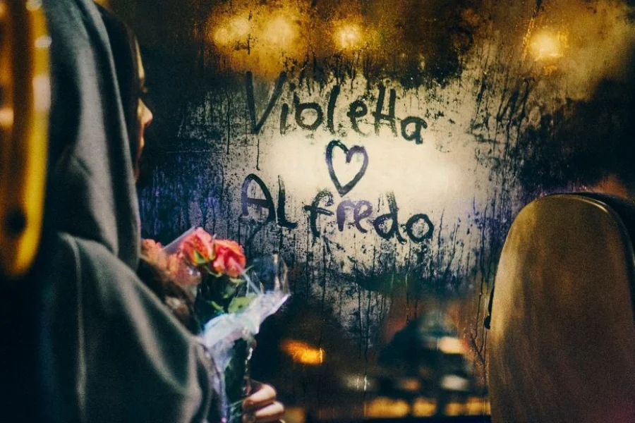 Violetta tar bussen