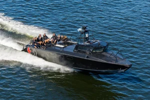 Stridsbåtsightseeing för två