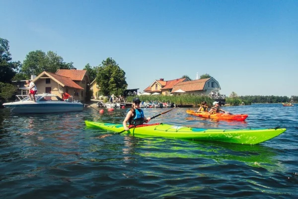 Guidad kajaktur i Vaxholm, Stockholms skärgård — paddla förbi strandnära hus och skärgårdslandskap.