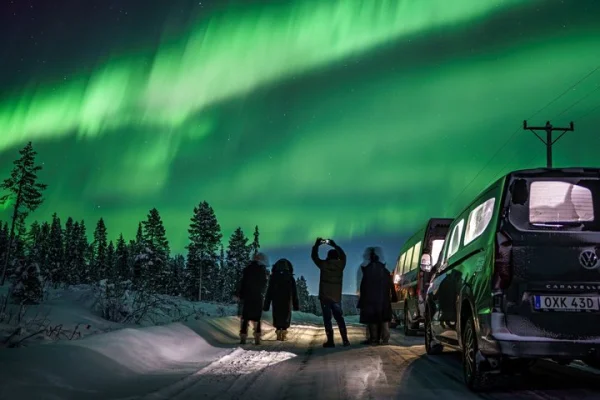 Kiruna: Aurora Chase med gatumatsmiddag och naturguider