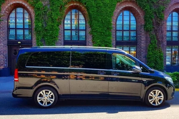 Flygplats Limousine Transfer: Stockholm City till Arlanda Airport 1-7 Passagerare