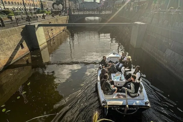 Utforska Göteborgs historiska kanaler med våra bekväma och tysta elbåtar