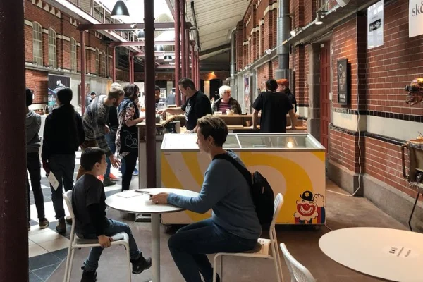 Besökare njuter av vår provsmakningsbar där du kan prova 10-15 olika föremål varje dag.
