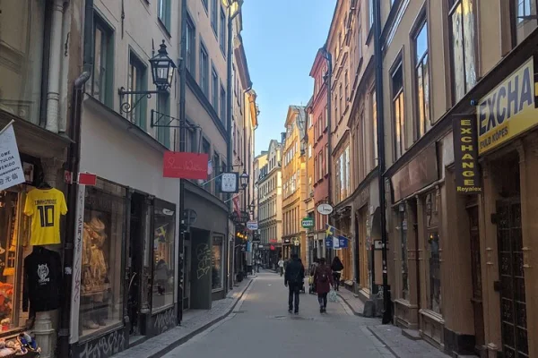 Promenader genom de smala historiska gatorna i Gamla Stan.