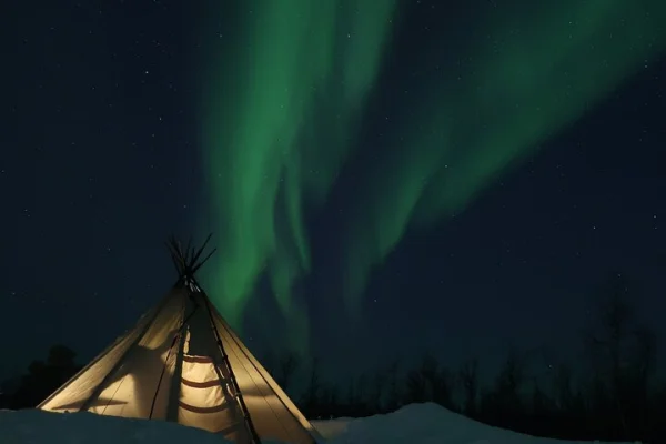 Njut av Aurora-showen på toppen av berget inklusive tipimiddag