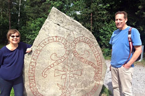 Rune sten vid Vikingbroen.