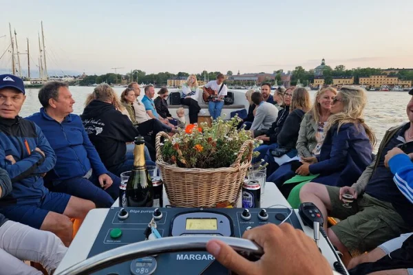 Stockholm: 2h Gamla Stan Tour + 1h Silent Electric Boat Cruise