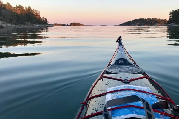 Lugn solnedgångskajak i Stockholms skärgård