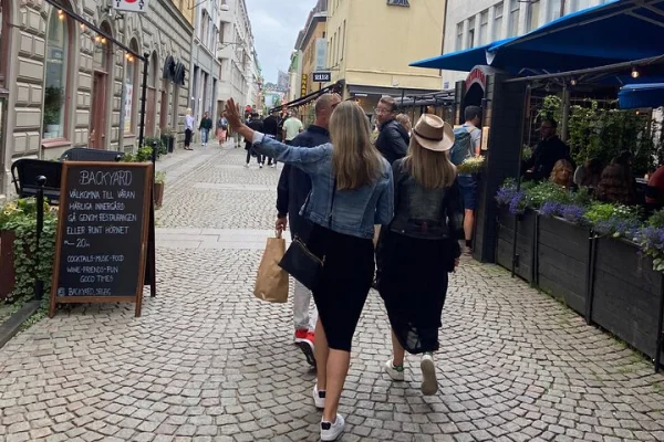 Att gå på gamla kullerstensgator och shoppa i mysiga butiker är ett bra sätt att uppleva vår stad.