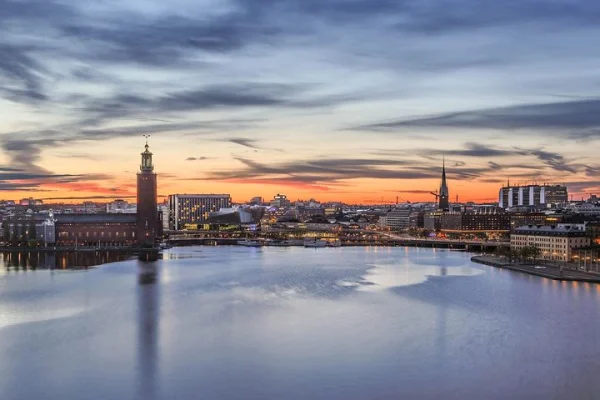Fantastisk utsikt över natten med utsikt över Stockholm