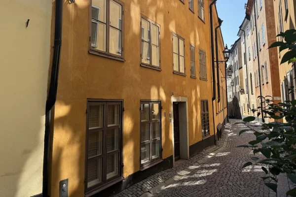 Baggensgatan 21, Frida och Benny flyttade hit i slutet av 1974.