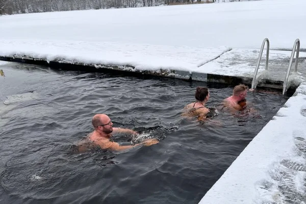 Isbad och bastu i Stockholms natur