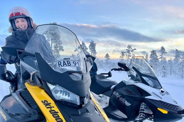 Privata snöskoterdagsturer