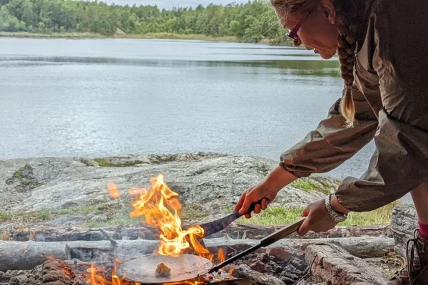 matlagning traditionell lunch vid en hemlig sjö och vilda djur skydd