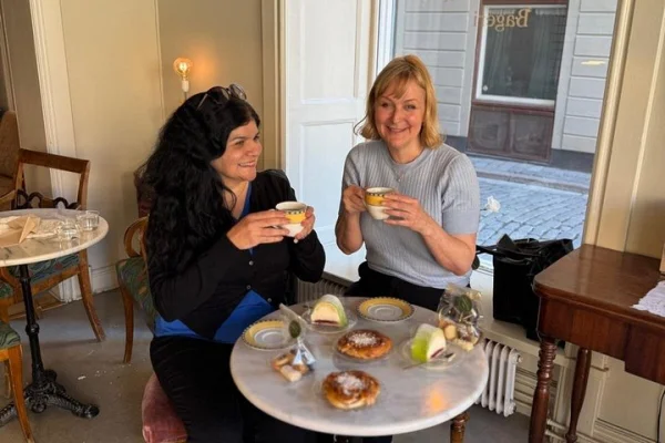 Fika som en lokal med gott kaffe, bakverk och berättelser