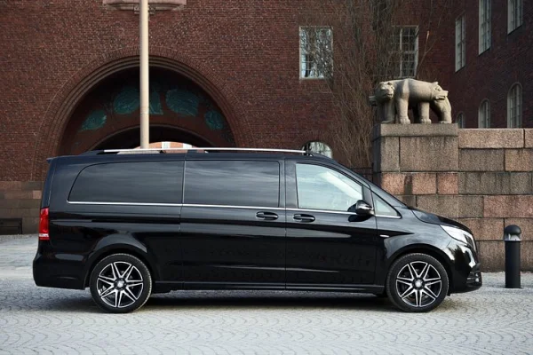 Flygplats Limousine Transfer: Arlanda Airport till Seaport Stockholm 1-7 Passagerare