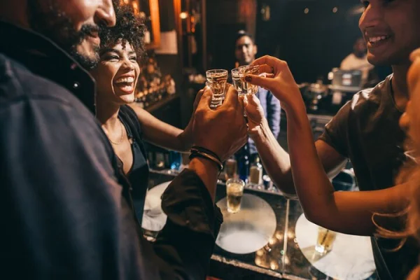 Snaps, Hygge och Nightlife Tour i Stockholm Old Town Bars