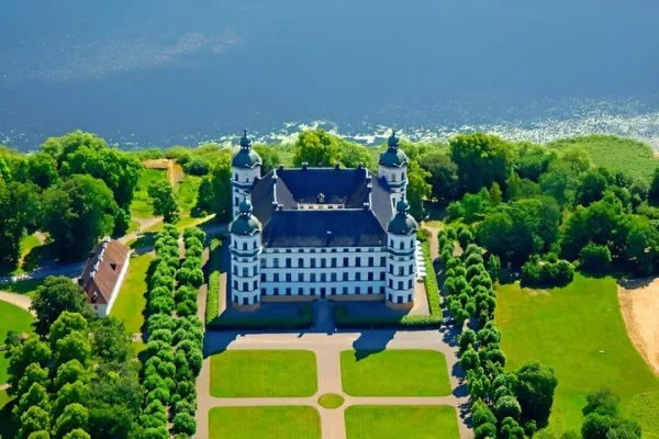 Guidad tur i Skoklosters slott och Sigtuna
