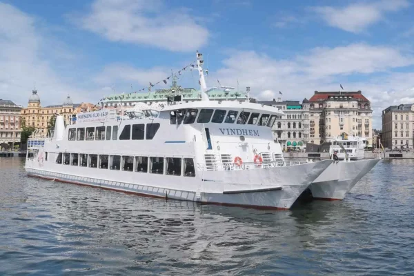 Guidad skärgårdstur på historiskt fartyg med fika