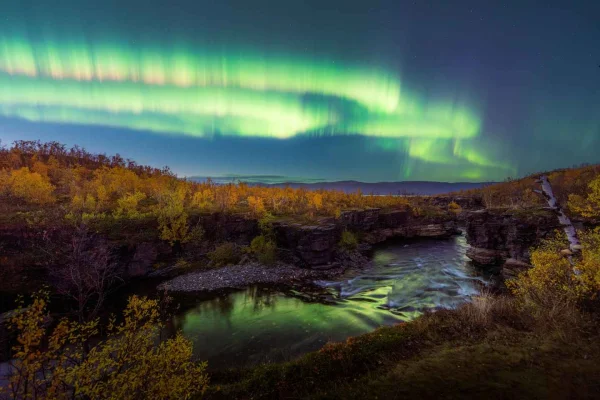 Abisko: Guidad höstjakt på norrsken med transfer till hotell