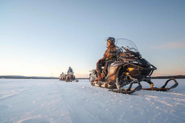 Kiruna: Snöskoteräventyr i liten grupp i Lappland