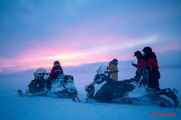 Kilpisjärvi: Snöskotersafari på gränsen mellan tre länder