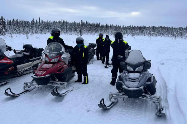 Kiruna: Tur med snöskoter, besök på ishotellet och fika