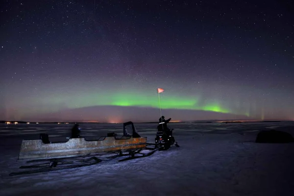 Luleå : Norrskenstur på snöskoter med dragen släde